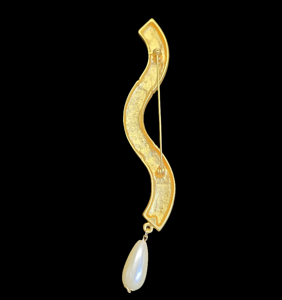 1980s Chic Vintage Brushed Gold Plated Wavy Faux Pearl 4 ½ Inches Long Brooch