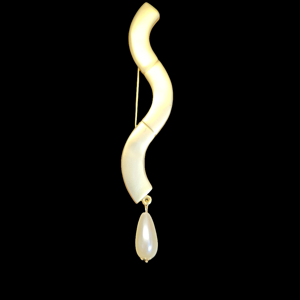 1980s Chic Vintage Brushed Gold Plated Wavy Faux Pearl 4 ½ Inches Long Brooch