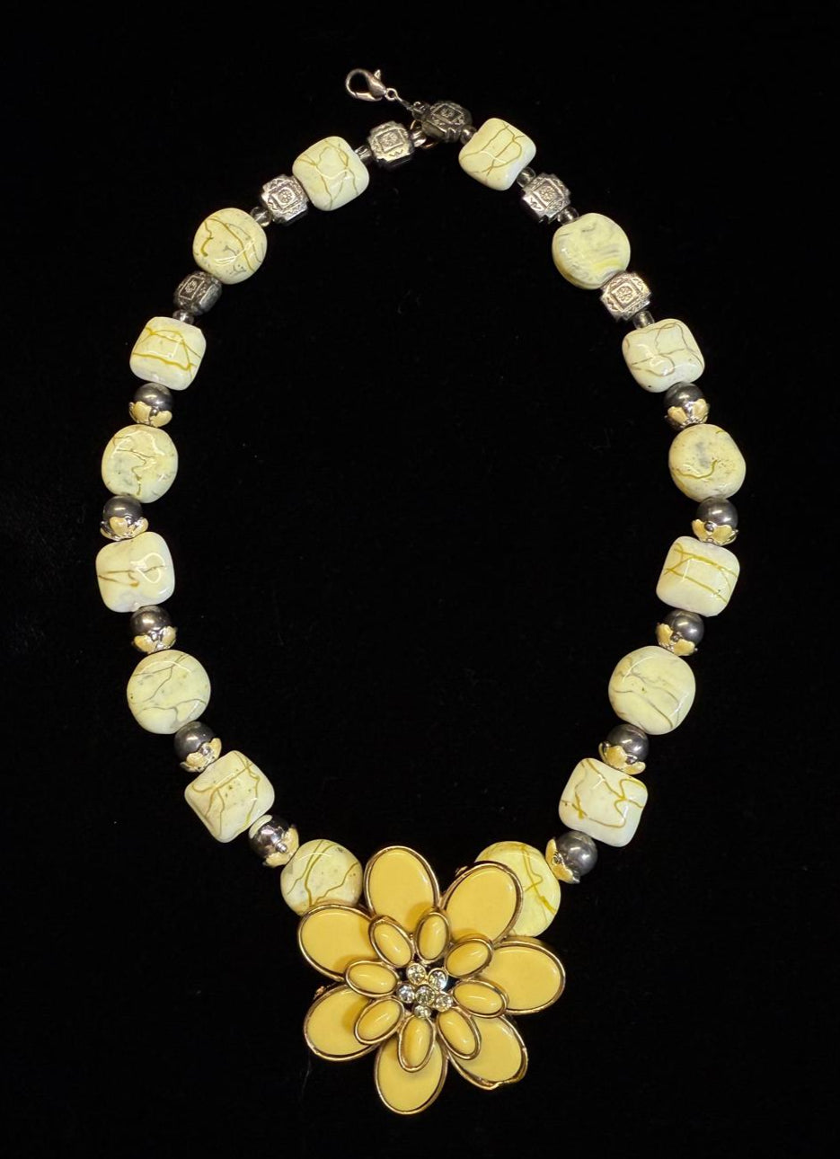 Unbranded Vintage Flower Necklace and matching Earrings Set