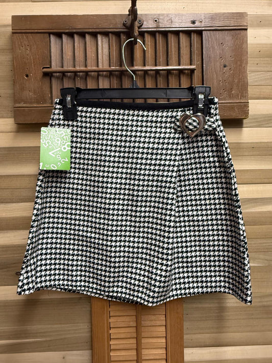 Black and White Houndstooth Mini Skirt with Heart Brooch Size Small