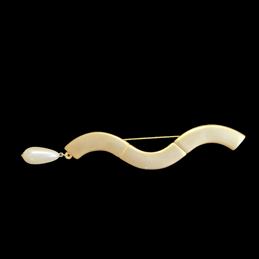 1980s Chic Vintage Brushed Gold Plated Wavy Faux Pearl 4 ½ Inches Long Brooch